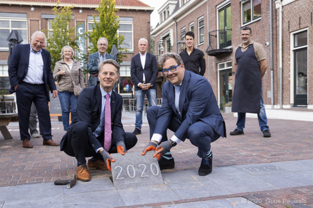 opening 2020 horecaplein dorpsstraat zoetermeer 012 wethouders robin paalvast en jan iedema en ondernemers