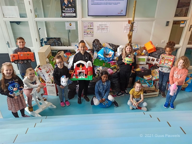 stella nova overhandigt speewlgoed aan ikros06 op school