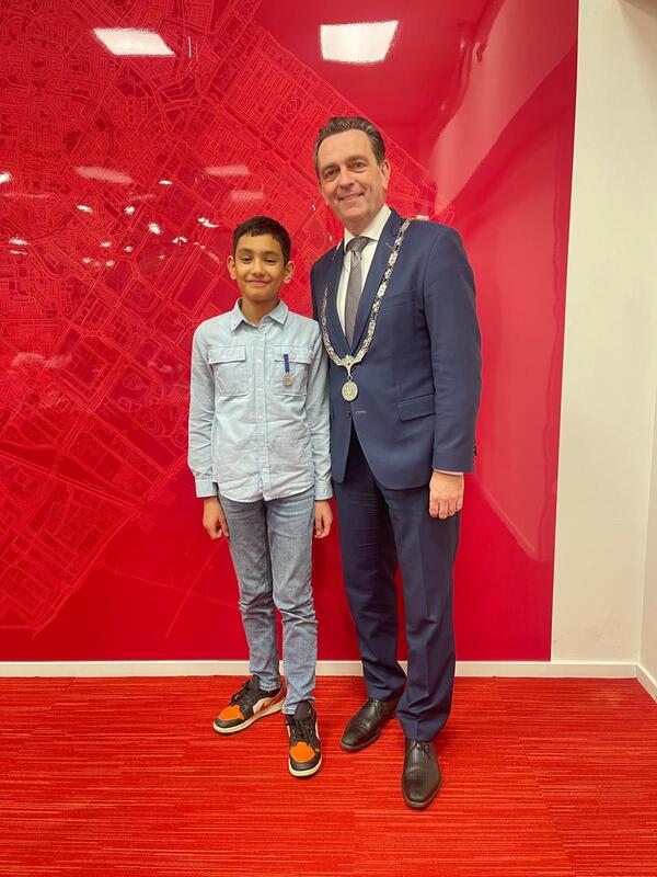 Steff Hoevers ontvangt jeugdlintje