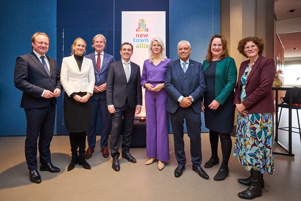 Den Haag, 13 november 2024 - De New Town Alliantie, die bestaat uit acht voormalige groeikernen (Almere, Zoetermeer, etc) presenteren zij in Nieuwspoort de resultaten van een onderzoek, overhandigen het rapport aan minister Keijzer.Foto: Phil Nijhuis