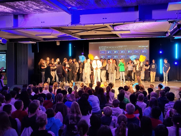 De hele groep van de Super8dag show