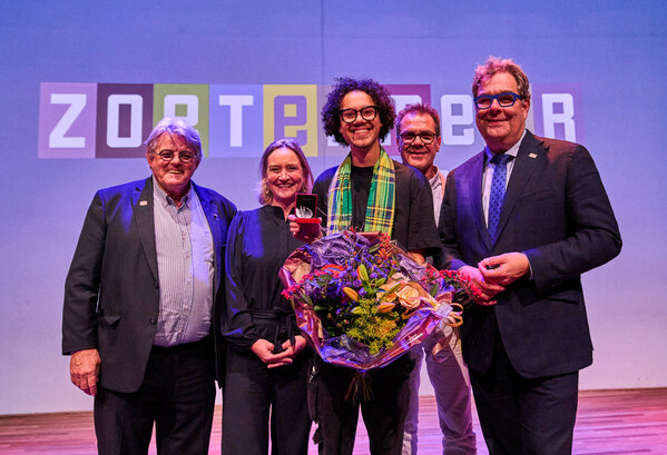 De nieuwe stadsdichter, omringd door de juryleden.                               