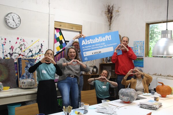 Uitreiking cheque bij Stichting Eigen Wij.