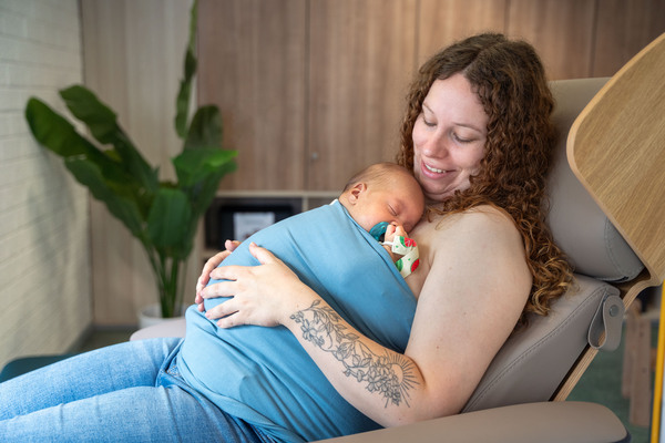 Baby Dio en zijn moeder maken als eerste gebruik van de buidelstoel