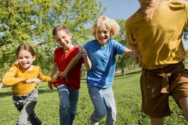 kinderen buiten spelen rennen freepik