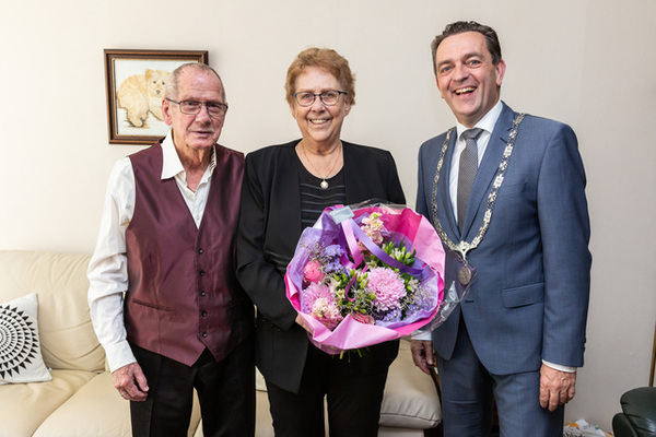Burgemeester Bezuijen feliciteert 60 jarig bruidspaar Bruijn Vrolijk 004