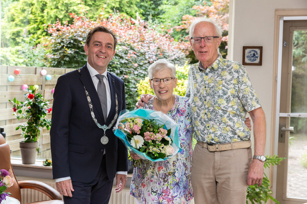 Burgemeester Bezuijen feliciteert 60 jarig bruidspaar Henneken 005