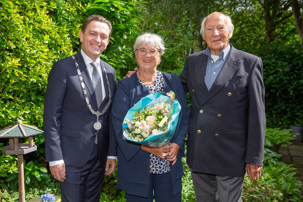 Burgemeester Bezuijen feliciteert 60 jarig bruidspaar Spekman 004