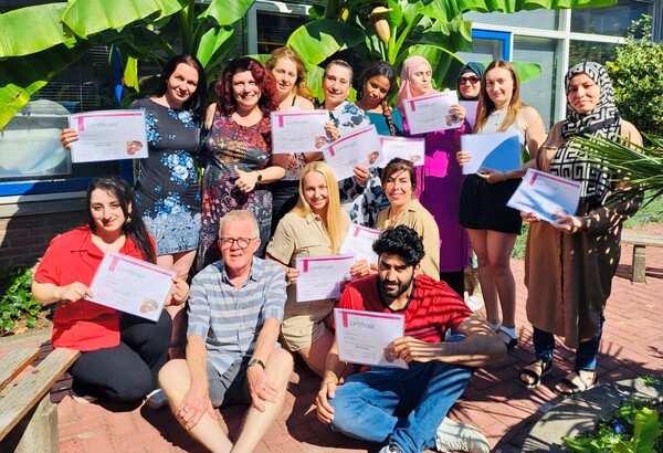 Deze trotse deelnemers met hun certificaat Opwaarts starten in september met een mbo opleiding foto Stichting Piëzo