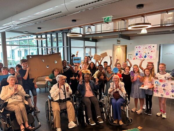 Leerlingen De Elzenhoek en bewoners Vivaldi