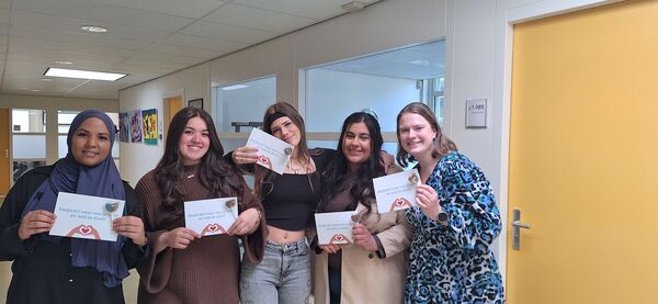 studenten met kaartje voor jonge mantelzorgers 2