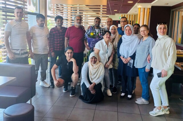 Berhane midden samen met zijn klasgenoten op zijn werkplek waar hij ruim 800 participatie uren heeft gemaakt foto Stichting Piëzo