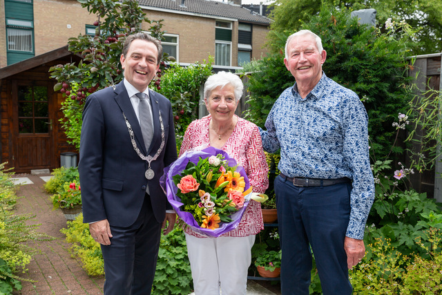 Burgemeester Bezuijen feliciteert 60 jarig bruidspaar Lexmond 004