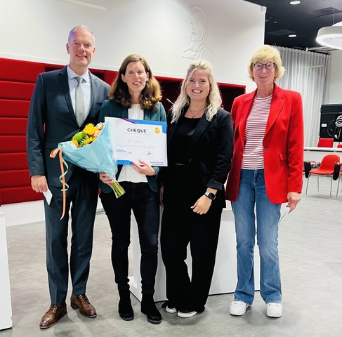 Wethouder Ronald Weerwag Martine Nigten en Nicoline Schol van Stichting Piëzo jurylid Dini Bouwmeester foto Stichting Piëzo