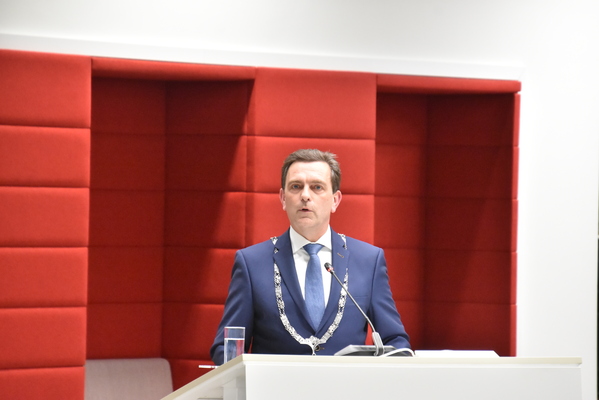 burgemeester Bezuijen in raadszaal 2022 2 za