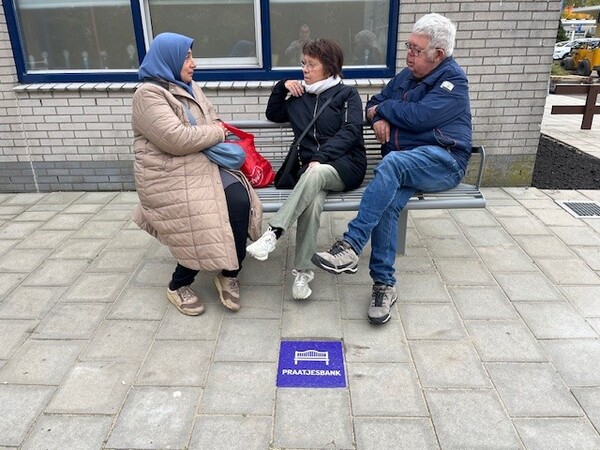 Praatjesbank bij Wijkcentrum De Vlieger