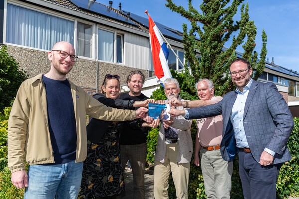 Overhandiging brochure 'Beeldkwaliteitsplan Duurzaam bouwen Waterbuurt'