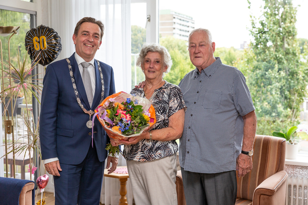 Burgemeester Bezuijen 60 jarig bruidspaar Huijsing Verschuur 04
