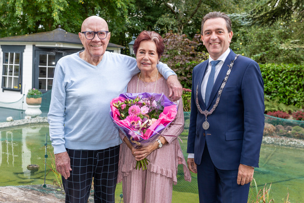 Burgemeester Bezuijen feliciteert 60 jarig bruidspaar Luberti 005