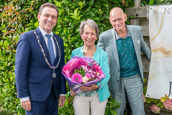 Burgemeester Bezuijen feliciteert 65 jarig bruidspaar Verbeek 006 