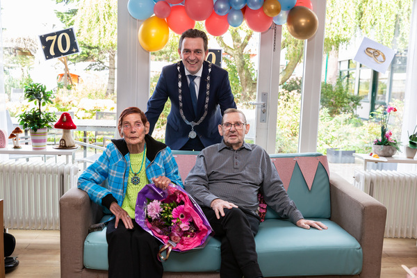 Burgemeester Bezuijen feliciteert 70 jarig bruidspaar Ketting 005