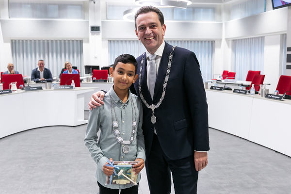 Burgemeester Bezuijen met kinderburgemeester Steff Hoevers