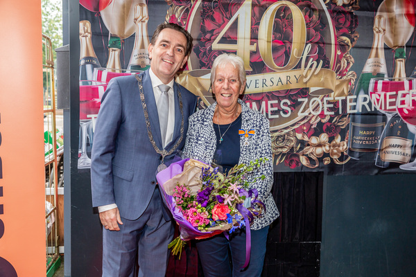 Koninklijke onderscheiding Mevrouw Wiewel Goemans Terre des Hommes