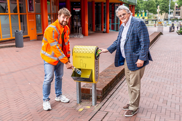 Wethouder Blansjaar bij emballagecontainer