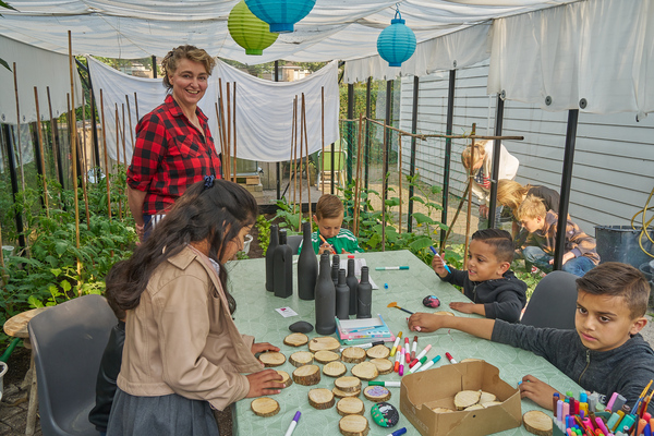 Kinderen genieten volop van de gezellige activiteiten tijdens de open avond bij Wijk en schooltuin Noordhove fotograaf Leon Koppenol