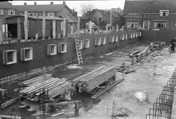 Bouw van de flat aan de John McCormickstraat. Fotograaf Broek G.P. Gerard van den 1958 hgos 6