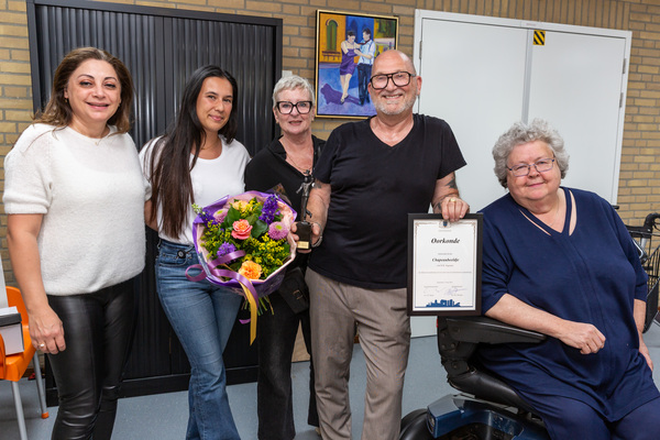 Wethouder Van der Meer reikt chapeaubeeldje uit aan Ben Hagenaar 011