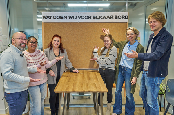 Sociaal Cultureel Werker Natalia Sadinska 2e van links samen met het team van huisartsenpraktijk De Entree fotograaf Leon Koppenol