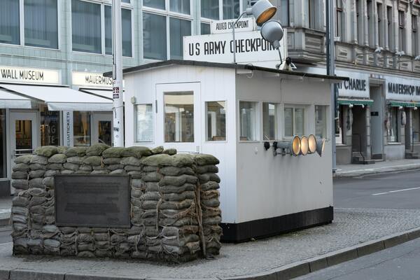 Checkpoint Charlie Berlijn pexels miguel cuenca