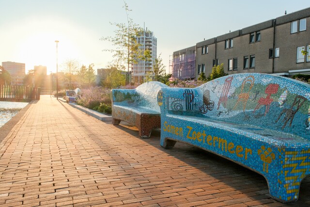 Een foto van 2 Kleurrijk-versierde banken op het Marseillepad door Aryan Patmo