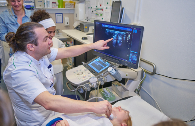 De Piëzo TalentenAcademie biedt kinderen de kans om een kijkje achter de schermen te nemen bij beroepen en bedrijven fotograaf Leon Koppenol
