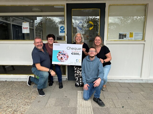 Leden van de stichting WeZoDo nemen de donatie in ontvangst