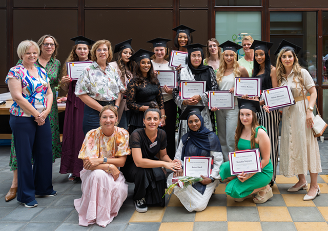 Foto 1 Trotse deelnemers met hun welverdiende mbo1 diploma Entree opleiding Assistent Dienstverlening fotograaf Hans Heemskerk