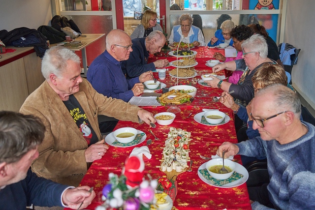 Geslaagde en gezellige kerstviering voor ouderen bij inZet Buytenwegh fotograaf Leon Koppenol