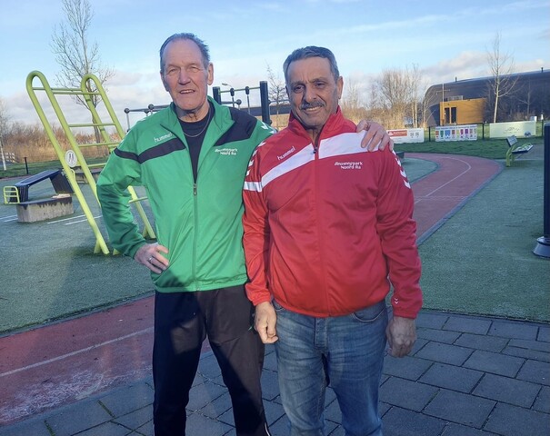 Hany en zijn particpatiemaatje Jasper begeleiden samen inwoners tijdens de fitnesslessen bij Beweegpark Noord Aa foto Stichting Piëzo