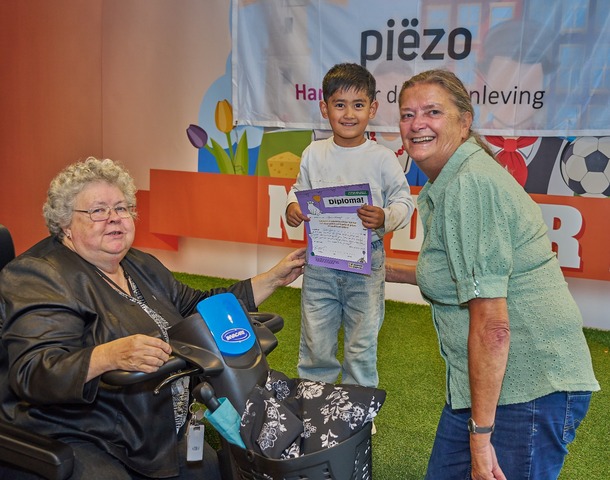 Kinderen en vrijwilligers trots bij feestelijke afsluiting VoorleesExpress fotograaf Leon Koppenol