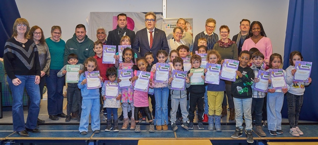 Kinderen ontvangen voorleesdiplomas bij feestelijke afsluiting VoorleesExpress fotograaf Leon Koppenol