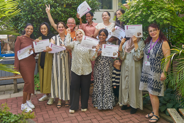 Met een grote glimlach namen de deelnemers van het traject Opwaarts bij Stichting Piëzo hun welverdiende certificaat in ontvangst fotograaf Leon Koppenol