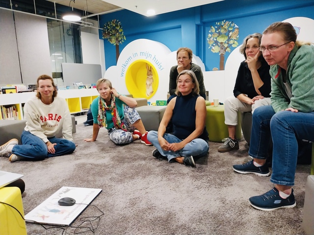 Nieuwe voorlezers van de VoorleesExpress Zoetermeer volgen training interactief voorlezen bij Bibliotheek Zoetermeer foto Stichting Piëzo