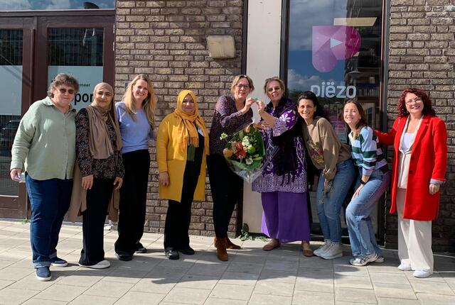 Spontane felicitaties voor directeur Mirjam van Bijnen in verband met de negentiende verjaardag van Stichting Piëzo foto Stichting Piëzo
