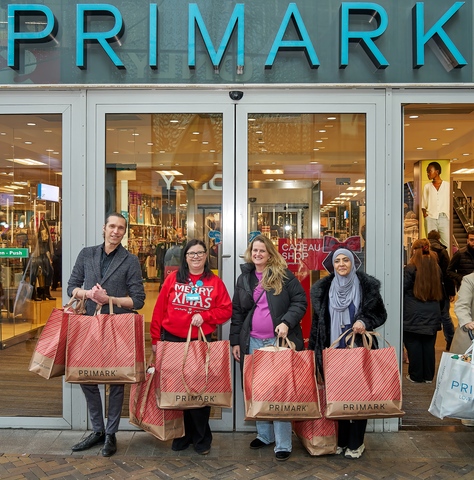 Warme winterdonatie van Primark Zoetermeer voor deelnemers Stichting Piëzo fotograaf Leon Koppenol