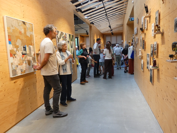 Kunstenaar Jeroen Blok l tijdens de opening van zijn expositie. Foto door Tanja Koning