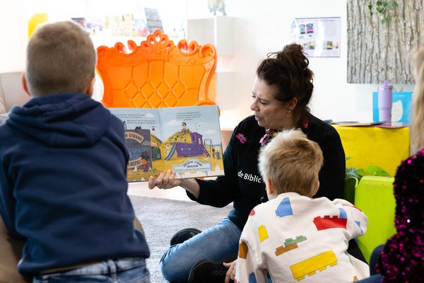 Leesconsulent Petra leest voor Foto door Ben Hoedt