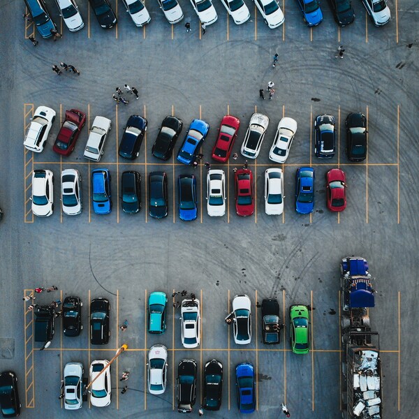 parkeren autos unsplash
