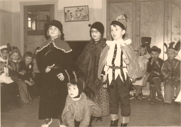 Kinderen tijdens het Zoetermeerse carnaval in de jaren zestig.