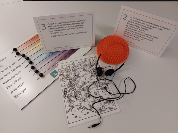 Een koptelefoon, egelbal en informatiekaarten.